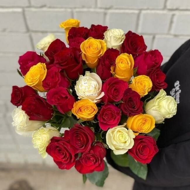 Букет с розами &laquo;Цветная песенка&raquo;