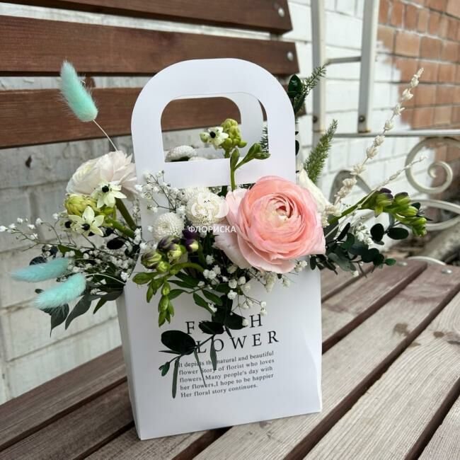 Цветы в коробке &laquo;Воздушная лёгкость&raquo;