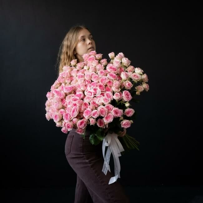 Букет с кустовыми розами &laquo;Бизнесмен&raquo;