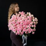 Букет с кустовыми розами &laquo;Бизнесмен&raquo;