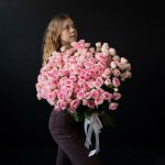 Букет с кустовыми розами &laquo;Бизнесмен&raquo;