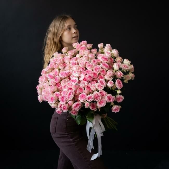 Букет с кустовыми розами &laquo;Бизнесмен&raquo;