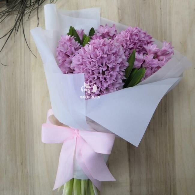 Букет с гиацинтами &laquo;Лав ю&raquo;