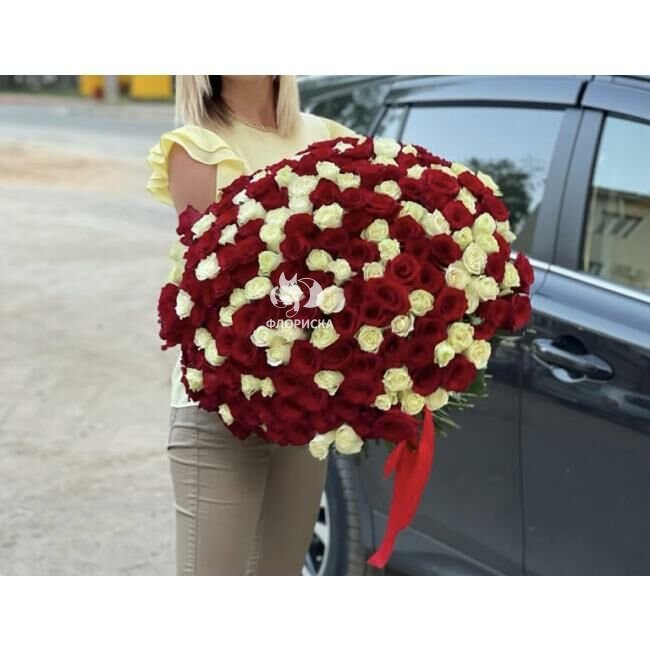 Букет из красно-белой розы &laquo;Самая - самая&raquo;