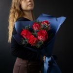 5 роз с зеленью &laquo;Нежный акцент&raquo;