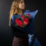 5 роз с зеленью &laquo;Нежный акцент&raquo;