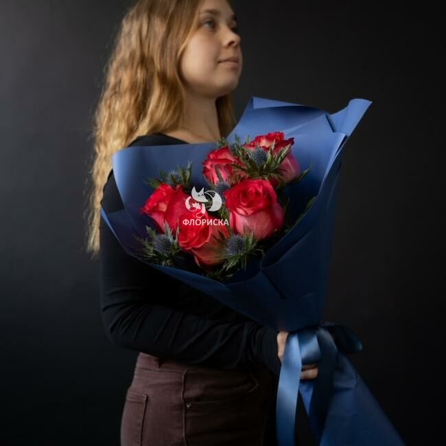 5 роз с зеленью &laquo;Нежный акцент&raquo;