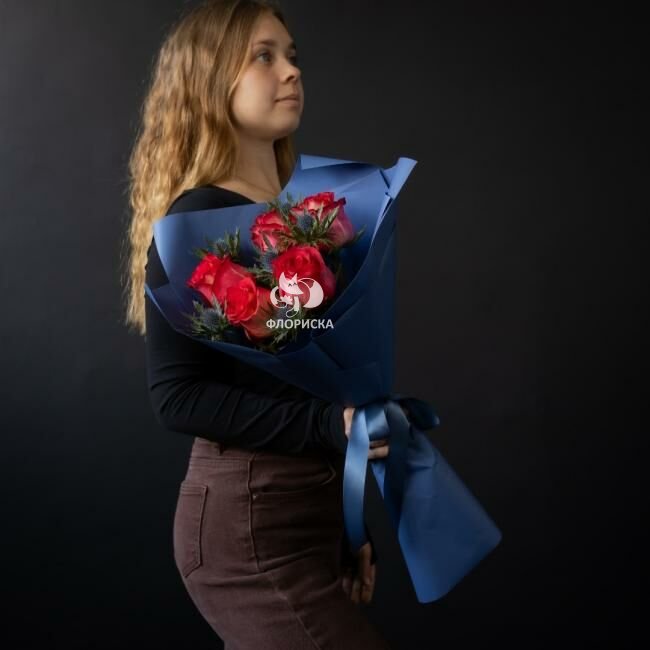 5 роз с зеленью &laquo;Нежный акцент&raquo;