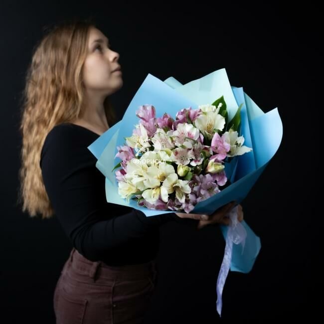 Букет с альстромериями &laquo;Сезонное безумие&raquo;