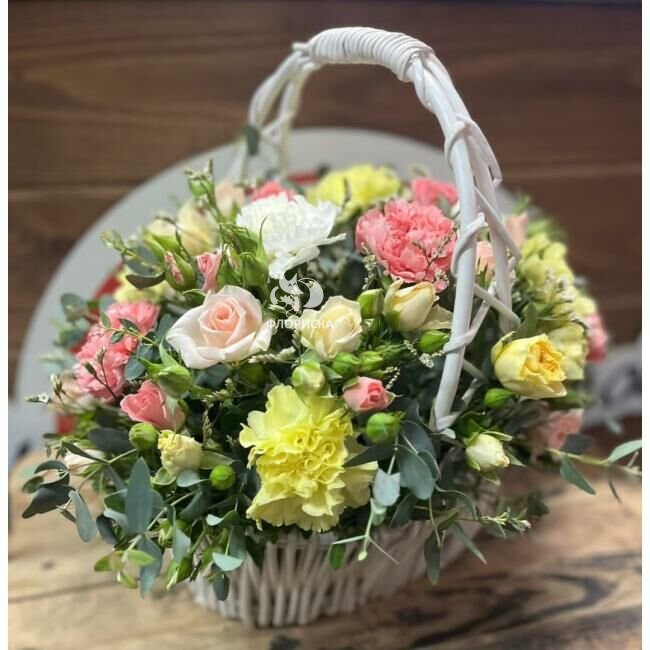 Цветы в корзине &laquo;Радость&raquo;