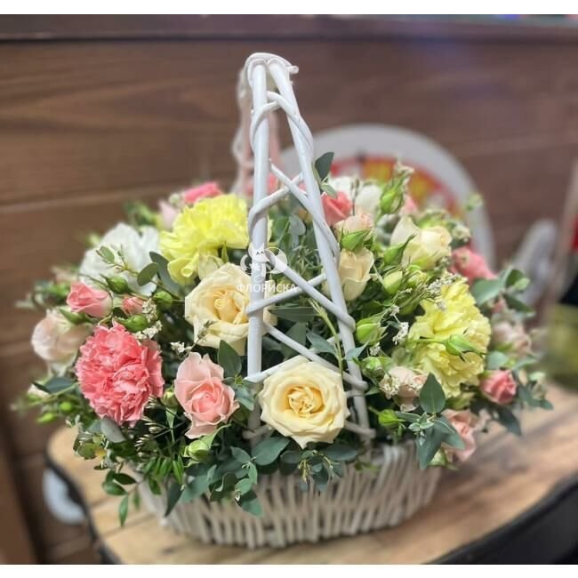 Цветы в корзине &laquo;Радость&raquo;