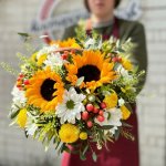 Цветы в корзине  &laquo;Огненная радуга&raquo;