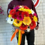 Букет из 51 герберы &laquo;Обнимая осень&raquo;