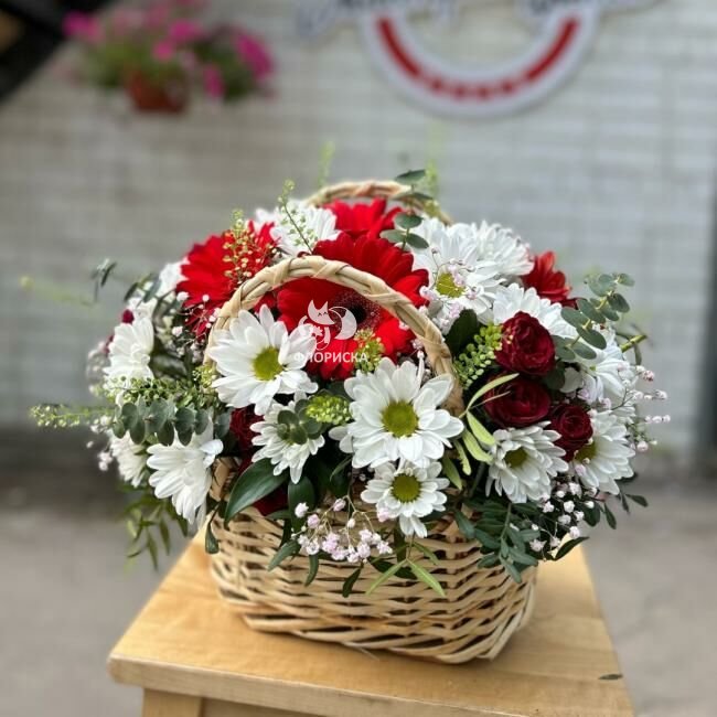 Цветы в корзине  &laquo;Бал&raquo;