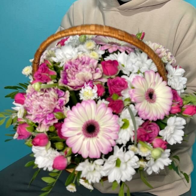 Корзина с цветами &laquo;Мамина радость&raquo;