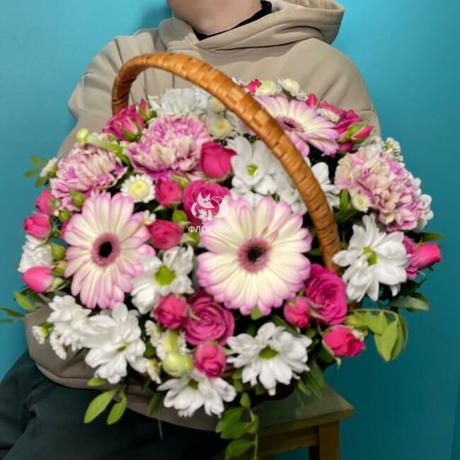 Корзина с цветами &laquo;Мамина радость&raquo;