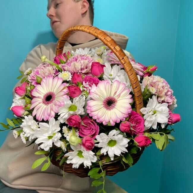 Корзина с цветами &laquo;Мамина радость&raquo;