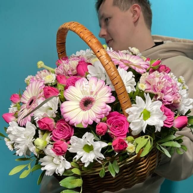Корзина с цветами &laquo;Мамина радость&raquo;