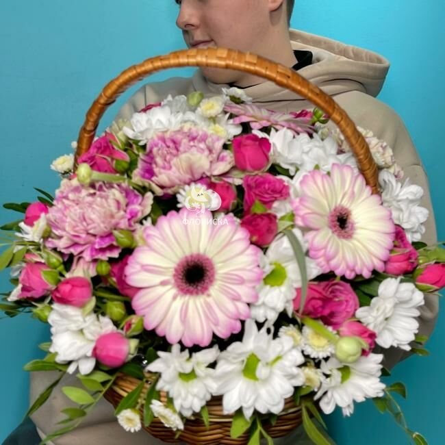 Корзина с цветами &laquo;Мамина радость&raquo;