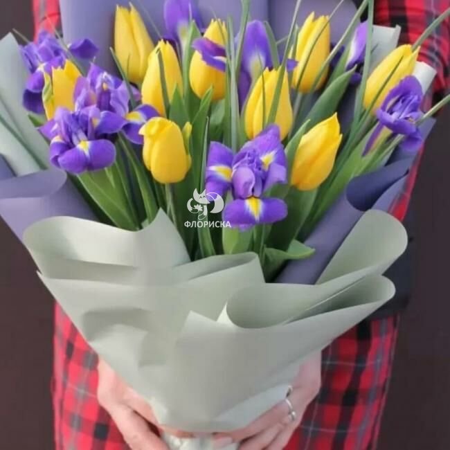 Букет с тюльпанами и ирисами &laquo;Весенняя капель&raquo;