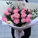 Розовые розы с рускусом &laquo;Летний сад&raquo; 