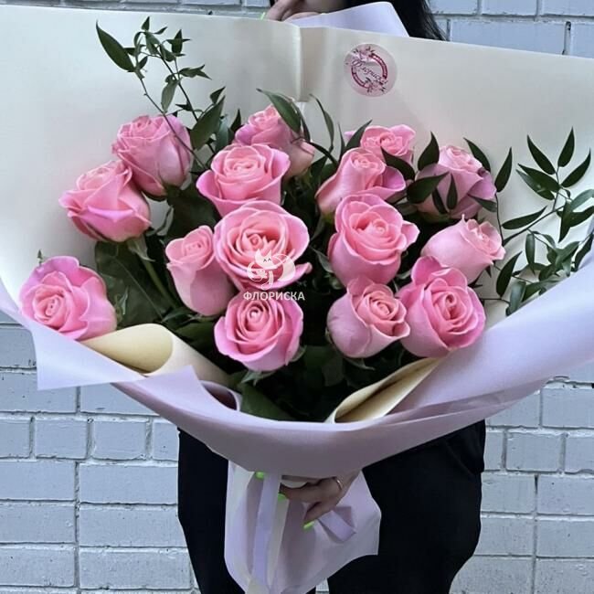 Розовые розы с рускусом &laquo;Летний сад&raquo; 