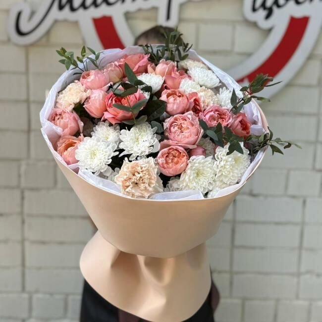 Сборный букет &laquo;Манеж&raquo;