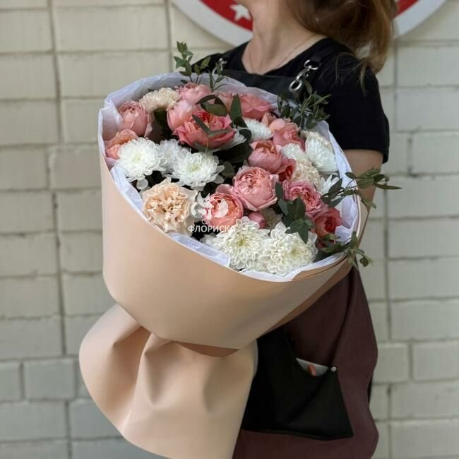 Сборный букет &laquo;Манеж&raquo;