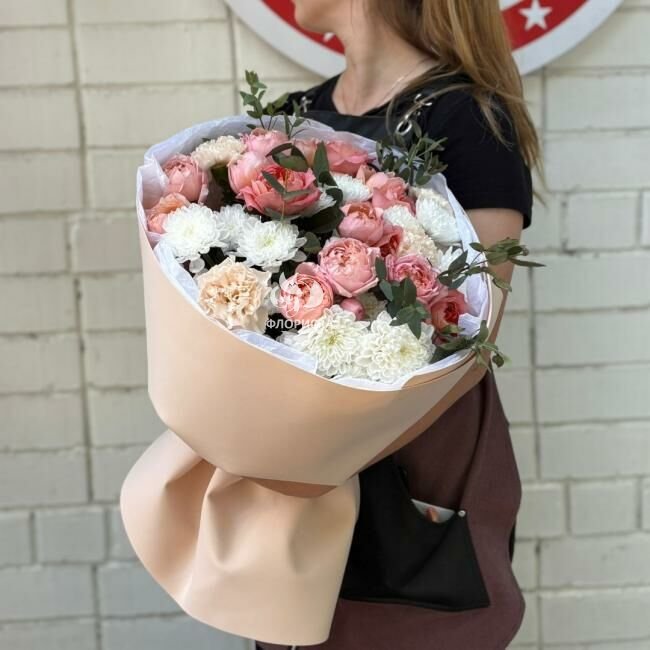 Сборный букет &laquo;Манеж&raquo;