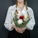 Цветочная композиция в сумке &laquo;Школа&raquo;