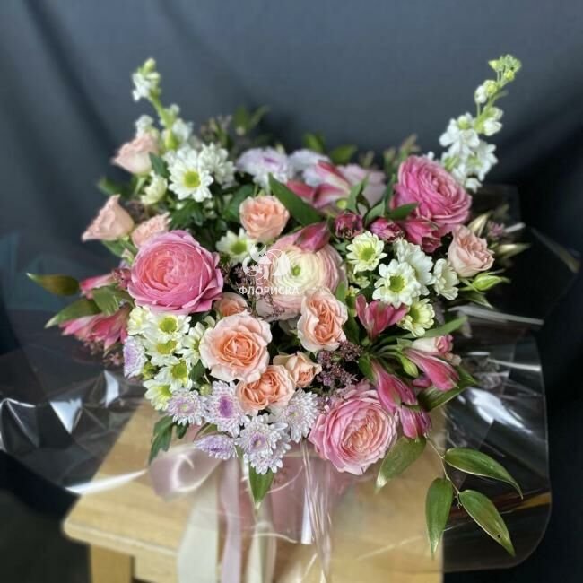 Цветы в корзине &laquo;Рафаэлка&raquo;