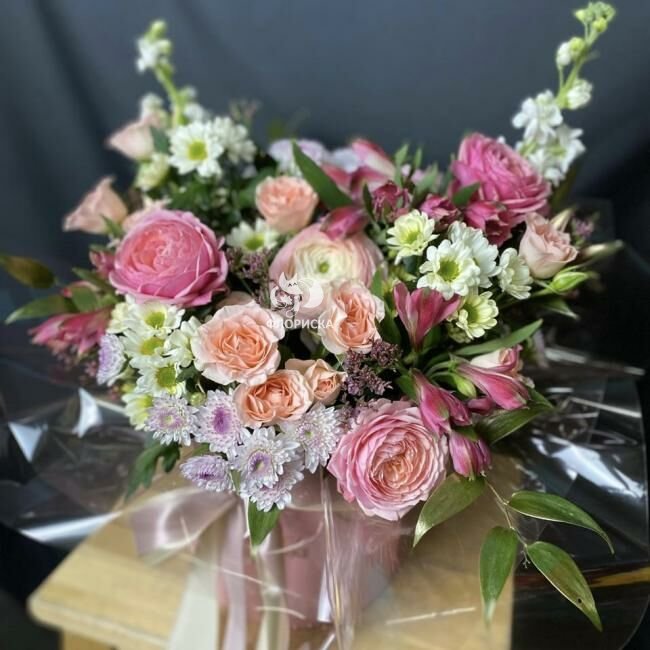 Цветы в корзине &laquo;Рафаэлка&raquo;