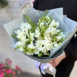 Букет из белой фрезии &laquo;Дизайн&raquo;