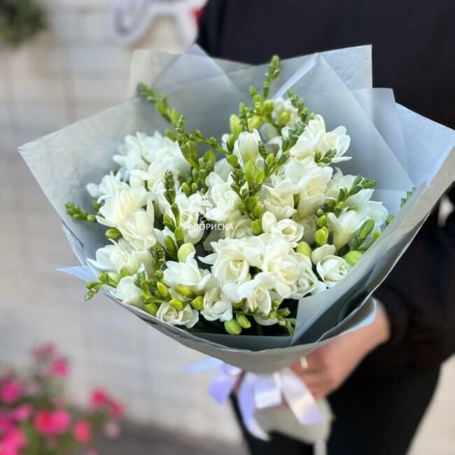 Букет из белой фрезии &laquo;Дизайн&raquo;