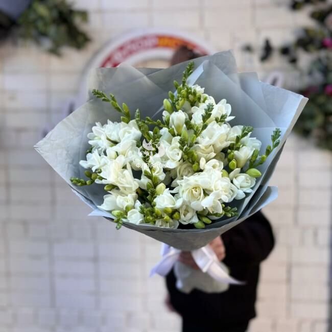 Букет из белой фрезии &laquo;Дизайн&raquo;