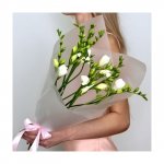 Букет из белой фрезии &laquo;Комплимент&raquo;