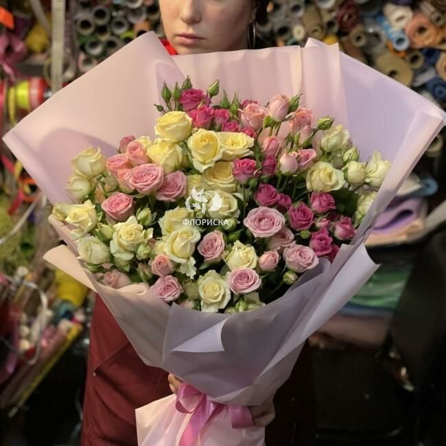 Букет с кустовыми розами &laquo;Тиса&raquo;