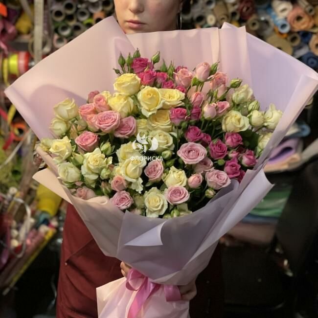 Букет с кустовыми розами &laquo;Тиса&raquo;