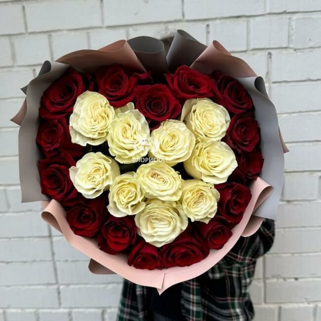 Букет с розами &laquo;Волшебство любви&raquo;