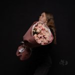 Букет с кустовыми розами &laquo;Клубничное мороженое&raquo;