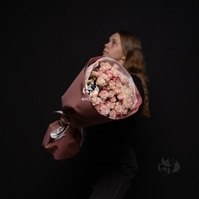 Букет с кустовыми розами &laquo;Клубничное мороженое&raquo;