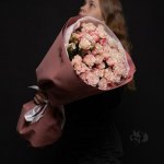 Букет с кустовыми розами &laquo;Клубничное мороженое&raquo;