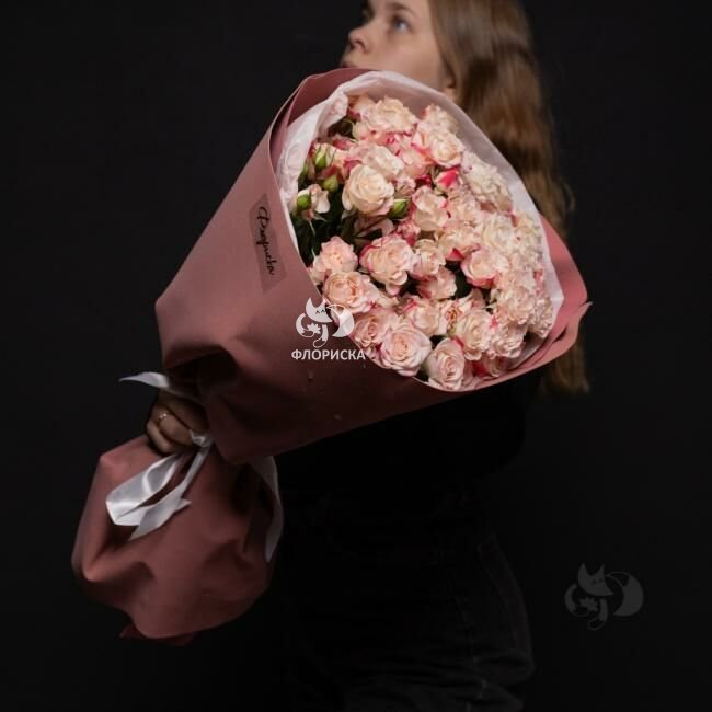 Букет с кустовыми розами &laquo;Клубничное мороженое&raquo;