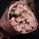 Букет с кустовыми розами &laquo;Клубничное мороженое&raquo;