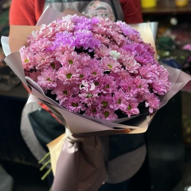 Букет из розовой ромашковой хризантемы  &laquo;Весенняя радуга&raquo;