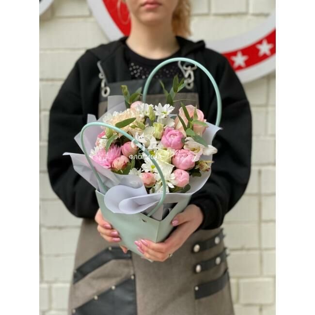 Цветы в корзине &laquo;Для нее&raquo;