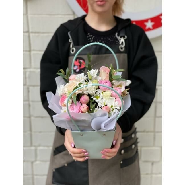 Цветы в корзине &laquo;Для нее&raquo;