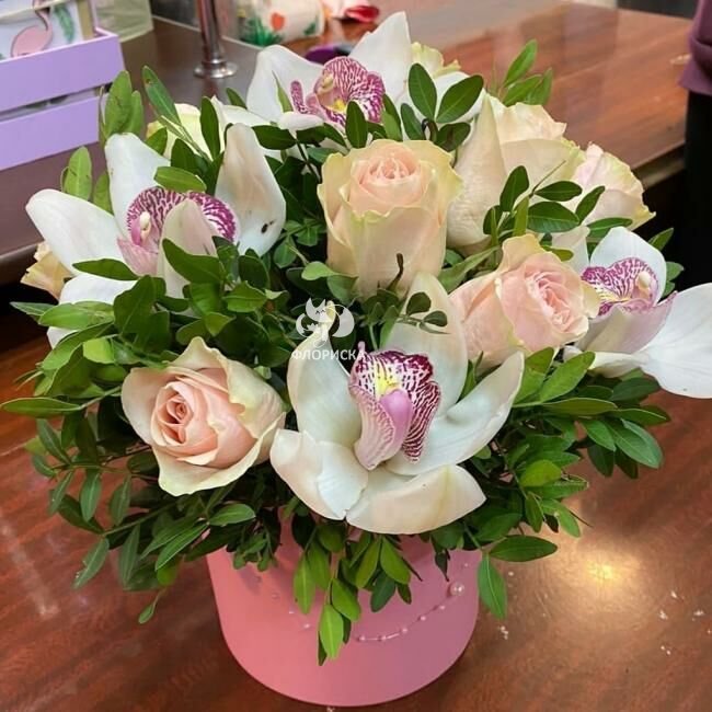 Цветы в коробке &laquo;Нотки любви&raquo;