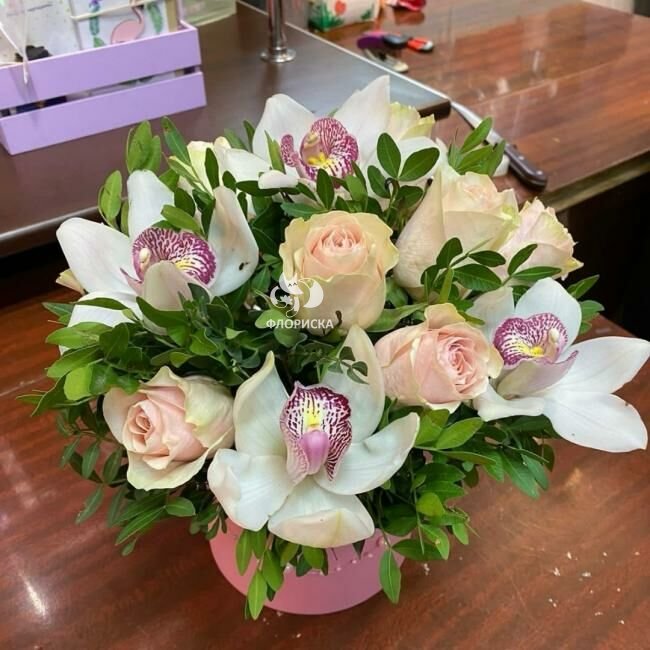 Цветы в коробке &laquo;Нотки любви&raquo;