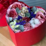 Цветы в коробке &laquo;Подарок сердце&raquo;